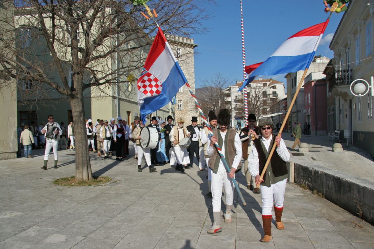 Novljanski Mesopust – Karneval in Novi Vinodolski, kulturelles Erbe, das man erleben soll!