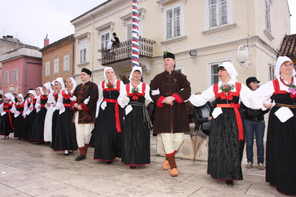 Lidový tanec „Novljansko narodno kolo“ a lidový kroj oblasti Novi Vinodolski